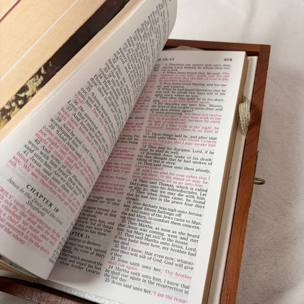Vintage 1976‎ Memorial Protestant Edition Holy Bible In Cedar Wood Box USA Read